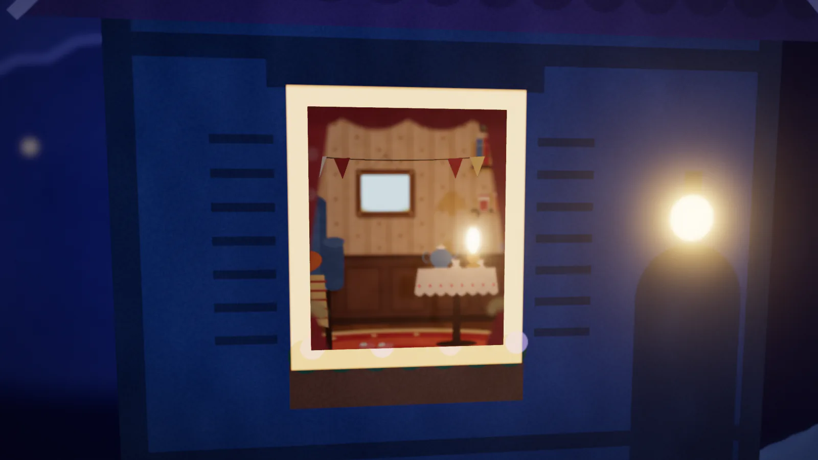 家の窓の奥に、明かりの灯る部屋が見えている